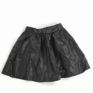  - Super fin peplum kjol i imitations läder från bikbok. Storlek Xs, men passar även storlek S då den är större i storlek. I super bra skick👍🏼