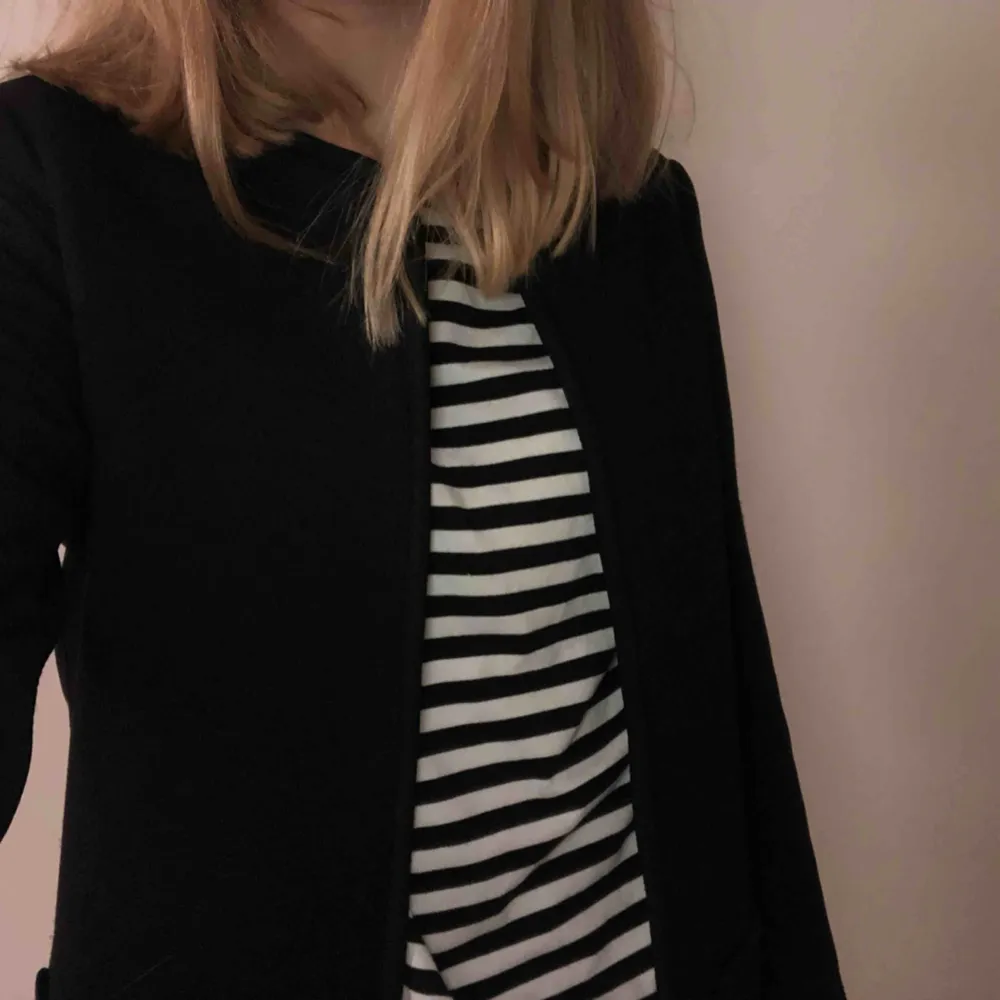 Snygg svart och simpel kappa från H&M som passar perfekt till våren! Knappt använd !!VÄSKA TILL SALU!!. Jackor.