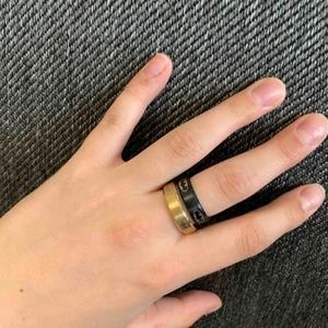 - Batmanring. En guldig och en svart ring med Batmans märke på. Guldig ring ör i M och svart i S. Säljer en för 65kr och båda för 110kr. FINNS I SILVER OCKSÅ!