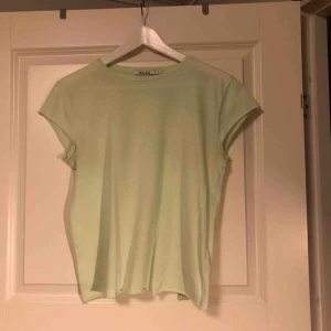  - Ljus grön t-shirt Priset är inklusive frakt🥳