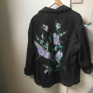  - Oversize jeans jacka med tryck där bak! Frakt ingår icke :)