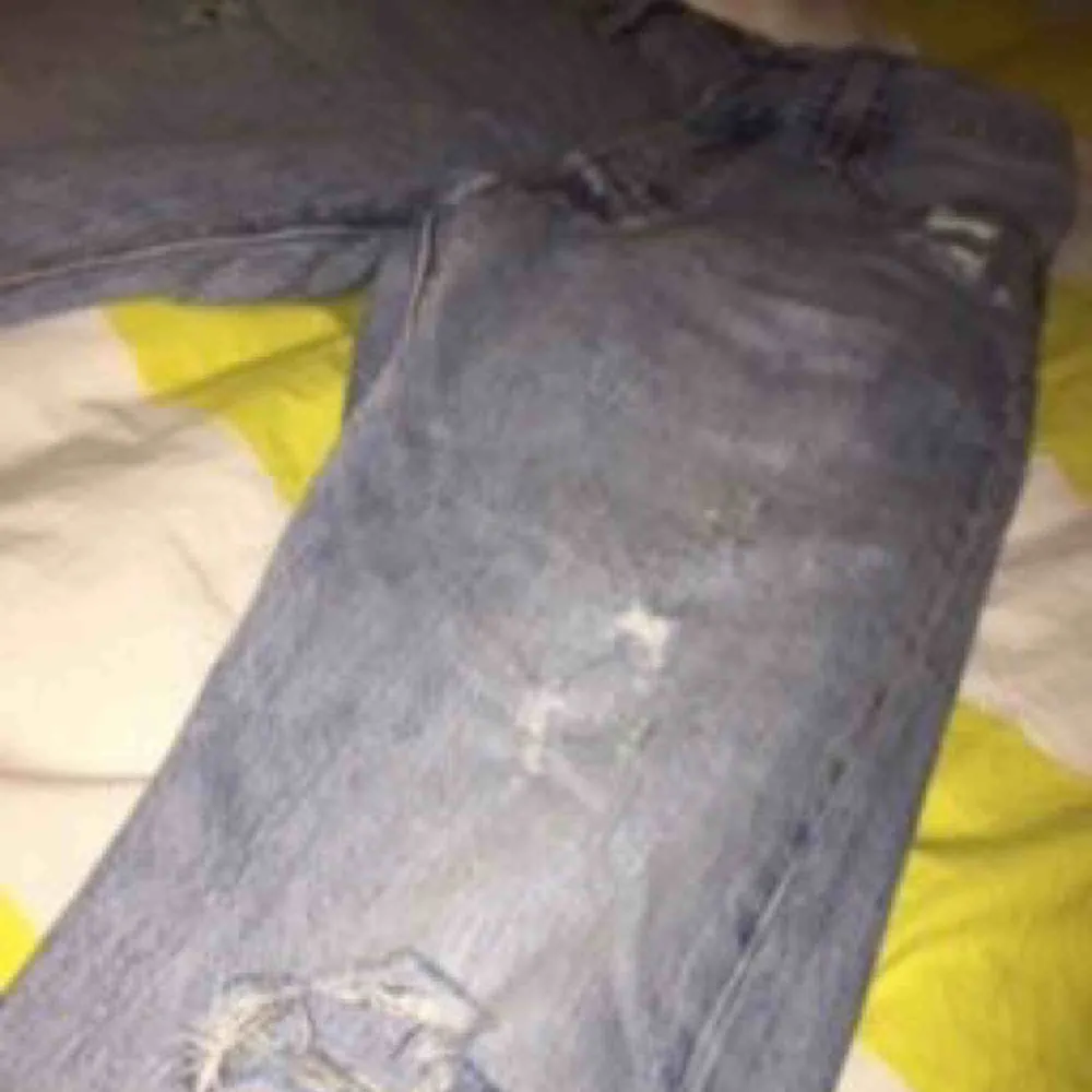 As balla Levis jeans 501, slitning på ena knät!. Jeans & Byxor.
