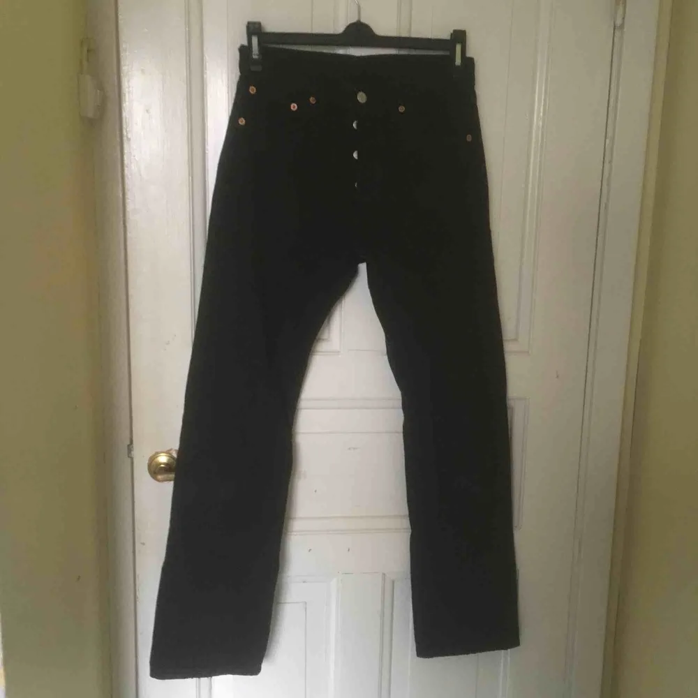 Vintage svarta levis 501, fri frakt. Jeans & Byxor.