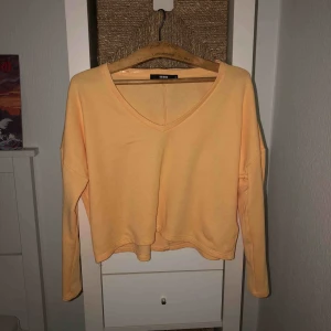  - Gul tröja inköpt på bikbok. Använd 1 gång. Frakt tillkommer