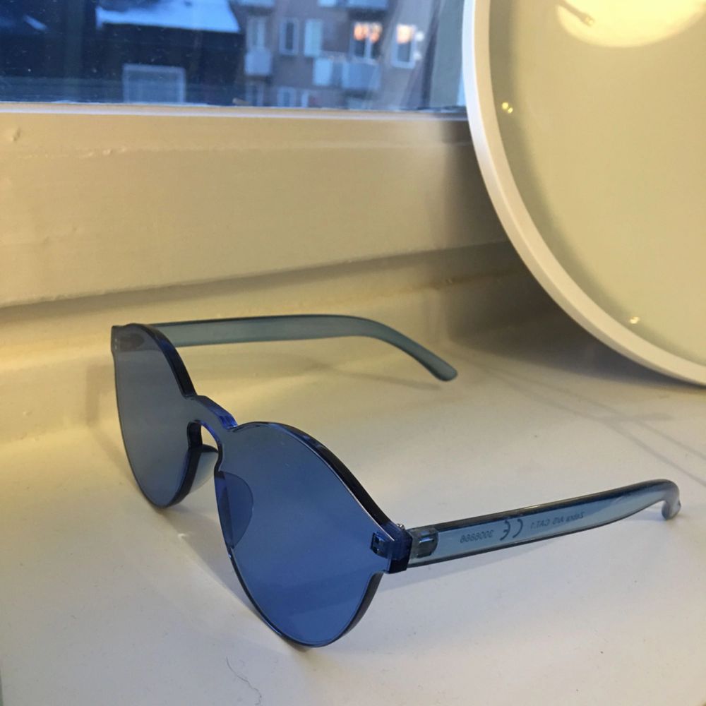 Asballa solglasögon i blått glas. Oanvända. Skickas mot fraktkostnad eller möts upp i Stockholm. . Accessoarer.