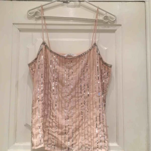  - Se sista bilden, en del paljetter har ramlat av där och även på ett till ställe. Säljer därför linnet billigt! ⚠️OBS! HÄMTAS i Hornstull alternativt skickas mot att köparen betalar fraktavgift.