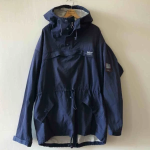  - Vintage Helly Hansen Anorak Fjäll. Snyggt urtvättat och använt skick, kan hämtas i Uppsala eller skickas spårbart för 63 sek 
