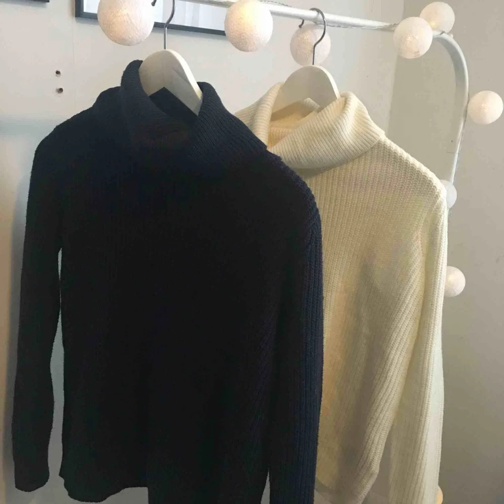 Säljer 2 stycken stickade tröjor med polo krage i svart och vit från Jacqueline de yong i storlek S passar även Xs. Bra skick!😊 (säljer båda för 250kr). Stickat.