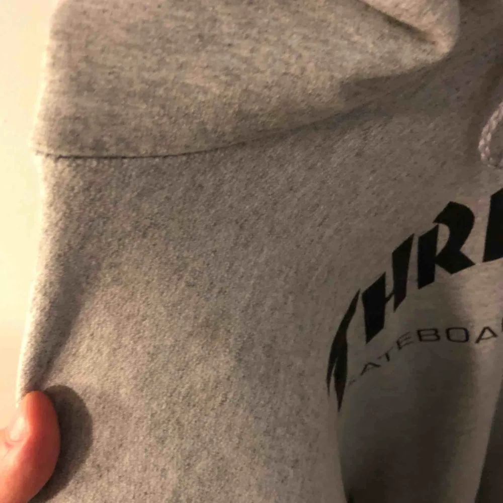 säljer en grå thrasher hoodie, passar som en L-XL!  det är en liten fläck (bild 2) på axeln typ, men eftersom tröjan är grå så märks den knappt!  finns i gbg, kan även skickas:) frakt kostar 69kr. Hoodies.