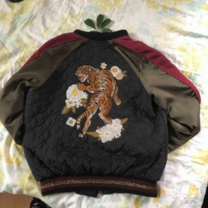 Tiger Bomberjacka - Fin Zara Bomberjacka, köpt i Tyskland, aldrig använd, fast när jag köpte den såg jag ej att den hade ett hål i armen, sydde ihop detta, syns inte när man ha på sig den. För frågor skicka gärna DM 💕 frakt tillkommer 