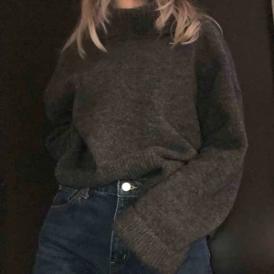  - Stickad grå tröja från & Other Stories. Färgen visas bäst på andra bilden. Frakt ingår i priset! Skriv gärna vid övriga frågor 💗