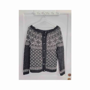  - Vacker handstickad kofta i 100% ull. Frakt: 72:-