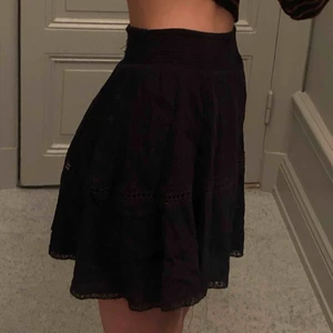  - Svart kjol från Gina Tricot. Väldigt stretchig så passar nog även S. Super fint skick (dock ostruken på bilderna).   Kan mötas upp eller posta! Pris kan diskuteras!