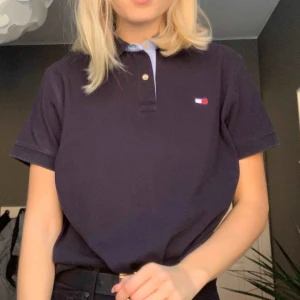  - Mörkblå piké från Tommy Hilfiger. Skulle säga att den passar S/M!! 