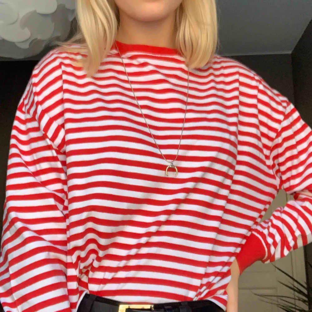 Röd- och vit-randig tröja från HM, väldigt snygg och i bra skick! . Tröjor & Koftor.