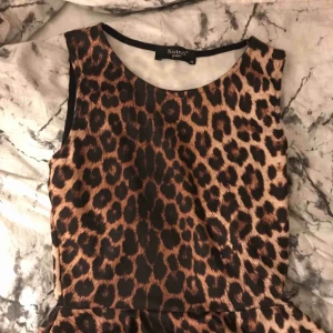  - Fint linne med leopardmönster och har även som en liten volang ner till, den är tajt och har en fin passform. Kan frakta men då står köparen för frakten😊