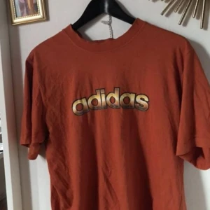  - En orange tshirt med adidaslogga i guld. Knappt använd. 🧡🍂💥