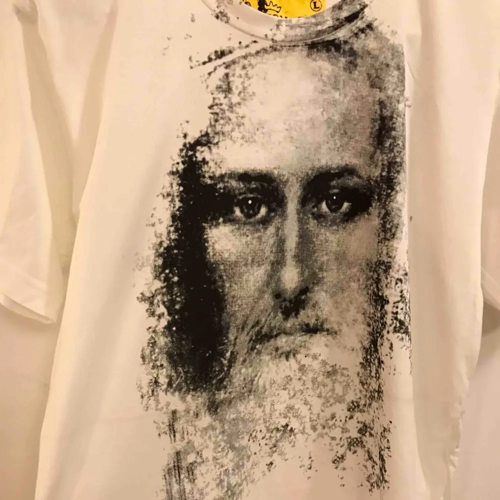 En egen designad Jesus t-shirt med kors på ryggen. Är ni intresserad och vill ha en annan storlek så kontakta mig.. T-shirts.