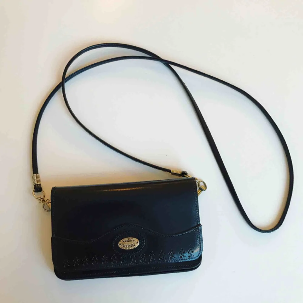 🔥Liten plånbok-väska i fuskläder🔥 superfin i gott skick - ser i princip ny ut och aldrig använd av mig då jag alltid behövt en större väska:/ Ett fack med dragkedja + två extra fack🥑Frakt går på 39 kr🥑. Väskor.