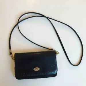 🔥Liten plånbok-väska i fuskläder🔥 superfin i gott skick - ser i princip ny ut och aldrig använd av mig då jag alltid behövt en större väska:/ Ett fack med dragkedja + två extra fack🥑Frakt går på 39 kr🥑