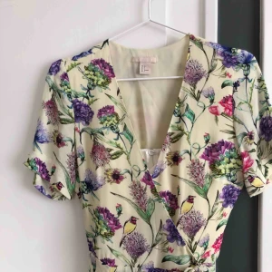  - Lång omlottklänning från HM Trend. Använd en gång, jättefint skick! Möts upp i Sthlm eller skickar mot fraktkostnad 