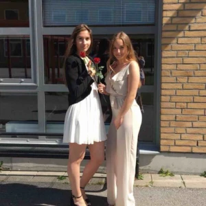  - Super fin byxdress som köptes på affären missay i göteborg, använd till en skolavslutning en gång men sedan har den inte kommit till användning o söker ett nytt hem❤️