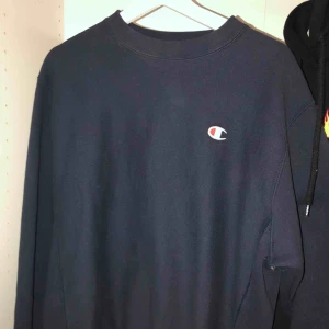  - Inklusive frakt!!!! Äkta marinblå champion sweatshirt. Köpt här på plick, använt den några få gånger bara (den var helt ny när jag köpte den) så perfekt skick