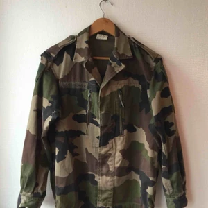  - Militärjacka köpt på second hand för ett par år sedan men legat oanvänd i garderoben sedan dess! Ge den ett nytt mer uppskattat hem. Snygg som oversize också! 
