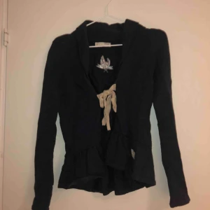  - Odd Molly-blus i marinblå. Storlek 1 vilket motsvarar S. Knytning fram och väldigt fin passform. Tar bud. 