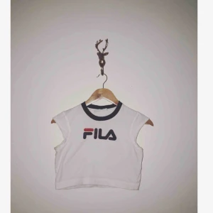 - Fila magtröja, jag är en blandning mellan XS/S och den passar mig perfekt. Står storlek 38, men är rätt liten för en 38a. Köpt i London ( äkta ) 
