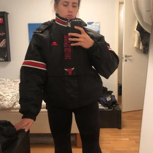  - Chicago Bulls jacka. Väldigt varm, funkar som vinterjacka. Storlek XL men passar alla med S-XL beroende på önskad passform. Jag är en storlek S, se första bilden för passform. 