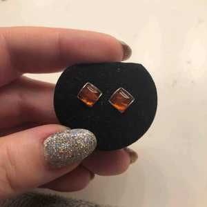  - Äldre variant på bärnstensörhängen! Tror dock ej det är äkta silver då jag inte hittar någon märkning. Mycket fina och aldrig använda!