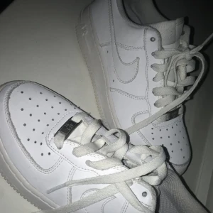  - Nike air force Storlek 35,5 men passar 36-37, lite gula på insidan (se bild två)