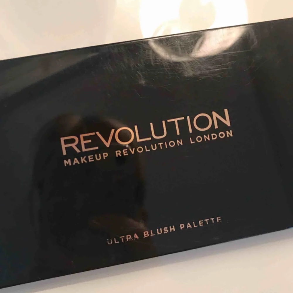 Jättefin contouring och highlighter palett från Makeup Revolution London - Ultra Blush Palette. Aldrig använd, har bara swatchat färgerna. Frakten är inkluderad i priset. Betalning med swish. Övrigt.