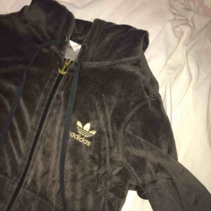  - Adidaskofta i velvet-material