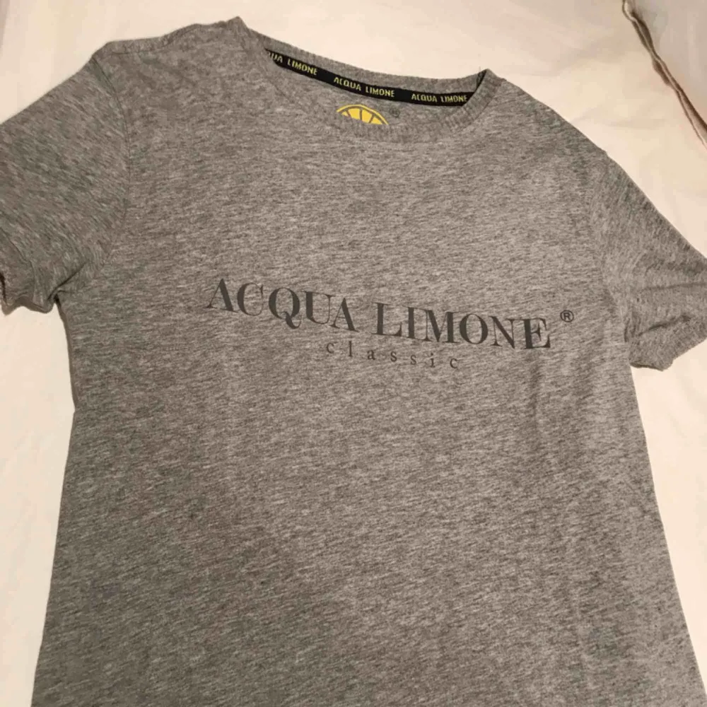 En fin Acqua limone t-shirt i storlek XS men passar mig som har S/M, köpt för 599kr. Priset är inklusive frakt och betalning via swish!🌸. T-shirts.