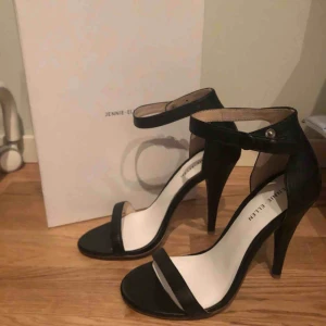  - HELT NYA klackskor från Jennie-Ellen. I originalbox. Storlek 38. Bloggarnas favorit 😏