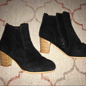  - Jag har storlek 39 men skulle säga att den passar 38,5 bättre. Använda ca 4 gånger. Fejk mocka. 