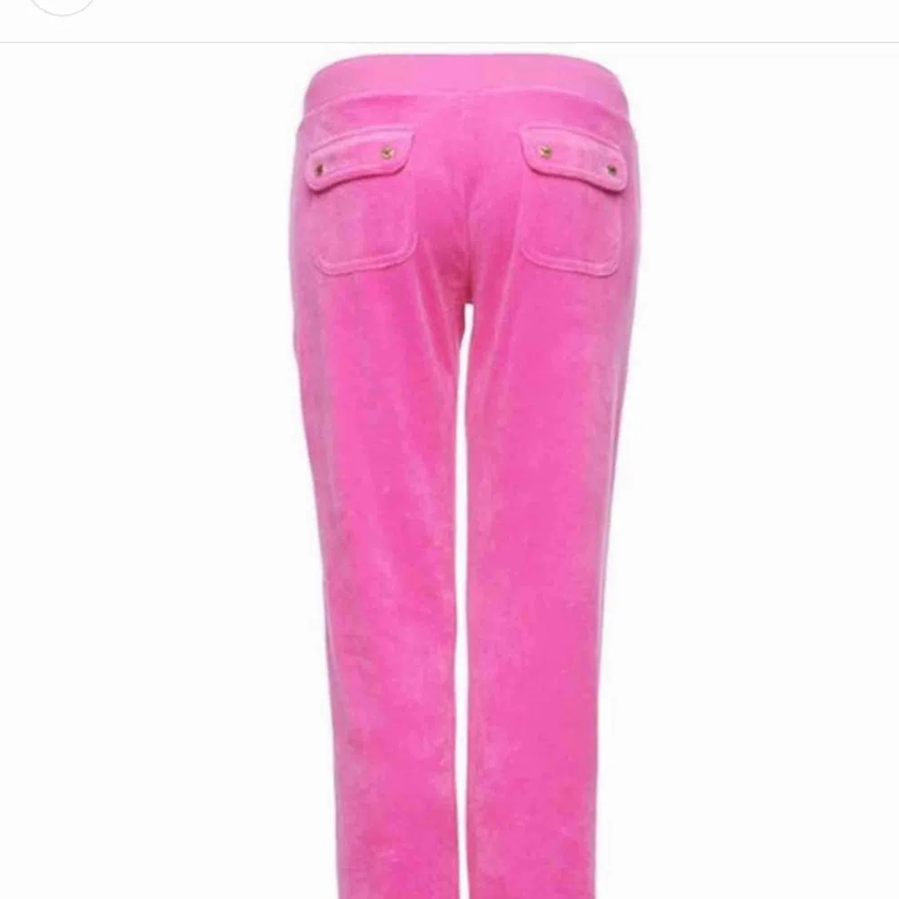 Juicy couture mjukisbyxor, utsvängda, i storlek xs. De jag säljer är svarta men jag hade ingen bild på hur de ser ut bakifrån så jag fick ta bild på ett par rosa. Knappt använda!. Jeans & Byxor.