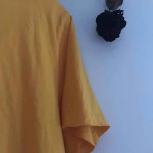  - gul oversize tröja men slitna kanter🌙🐤🍋 älskar tröjan och materialet men använder den knappt. storlek M, passar nog vem som. 60 sek (utan frakt) frakt betalas av köpare. betalas bara med swish!