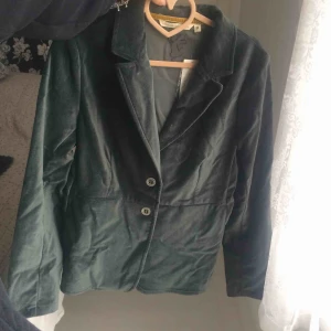  - Sammatskavaj i grå/grön färg, helt oanvänd med lappar kvar, nypris 1090 från house of lola💞 Köparen står för frakt