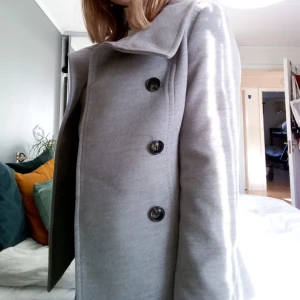  - Jättefin jacka köpt på H&M, knappt använd så är i väldigt fint skick! Alla knappar finns kvar. Köparen står för frakt! 💜