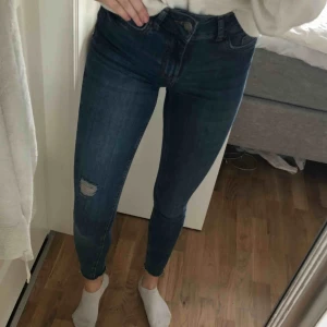  - Snygga denim jeans från vero Moda, strl XS. Använda max 3 gånger.  Nypris 299kr Frakt: 59kr