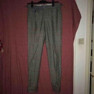  - Gjorda av italienskt ull, riktigt hög kvalité och väldigt hög bekvämlighet på dessa. Går att adjustera storleken på sidorna så dem sitter precis perfekt.  Använda 2 gånger, 10/10 condition köptes förra året för 2000kr. 