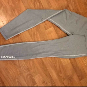  - Gråa träningstights från ICANIWILL med vita tråddetaljer. Finns dragsko på insidan i midjan. Använd ett fåtal gånger är i superfint skick. Swish/kontant Avhämtning/möte. Skickar ej