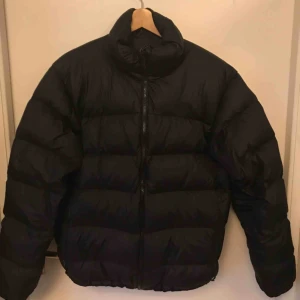  - Svart north face jacka oskadad. 