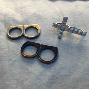  - Två stycken ”slitna” metallringar 10kr för båda Ett kors i metall 10kr  ⛓Kan mötas i Uppsala och Rimbo ⛓Köparen står för frakt  ⛓Swish eller kontanter 