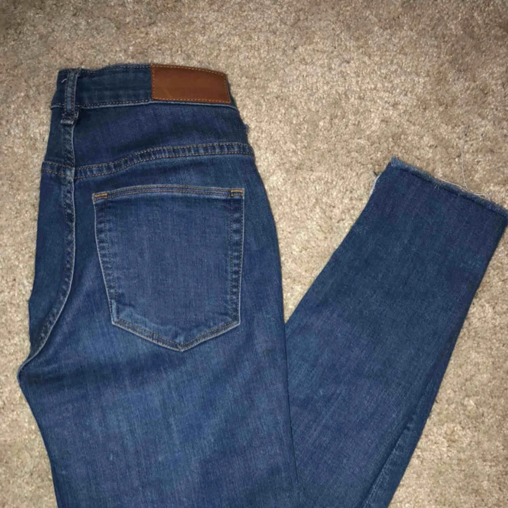 Tighta stretchiga högmidjade jeans med ”flares” längst ner 🌸 Cool modell. . Jeans & Byxor.