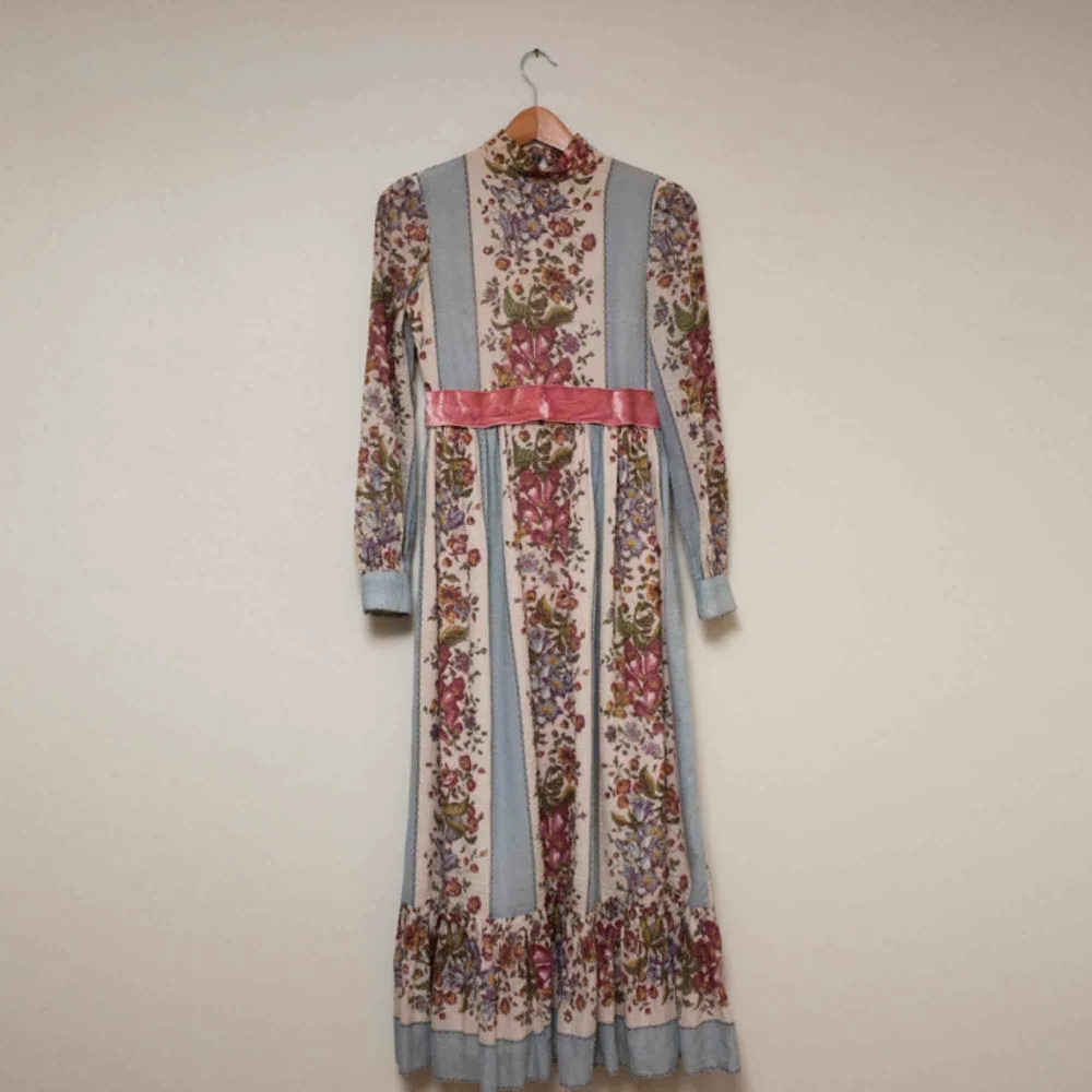 1960’s floral dress from Harzfeld’s.  In good condition. . Klänningar.