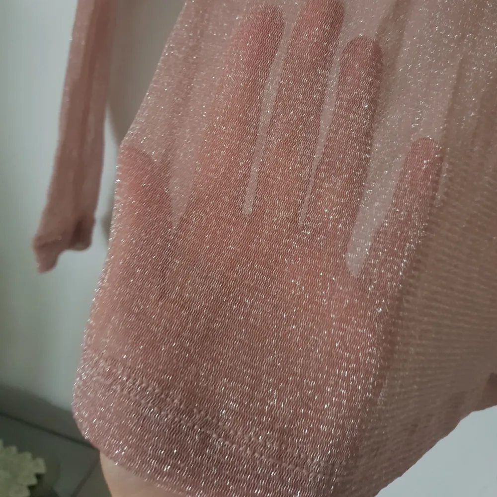 Fin glittrig rosa långärmad mesh topp från Gina tricot i storlek xs. Passar även s. Frakt ingår :). Toppar.